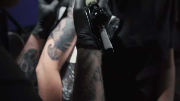 Filmación del hombre haciendo tatuaje de serpiente en la mujer en el estudio — Vídeos de Stock