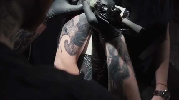 Video of doing black tattoo of snake in studio — Stockvideo