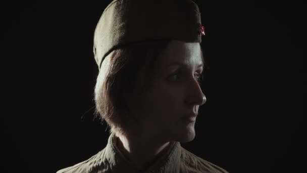 Vidéo de la femme portant l'uniforme rouge soviétique de l'armée dans l'ombre — Video