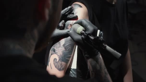 Video of doing black tattoo of snake on woman in studio — Stok video