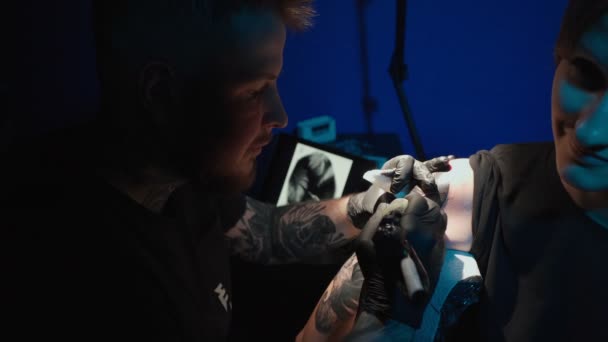Tiro de hacer tatuaje de serpiente en la mujer en el estudio — Vídeos de Stock