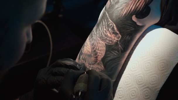 Close-up video van de man doen zwarte tatoeage in studio — Stockvideo