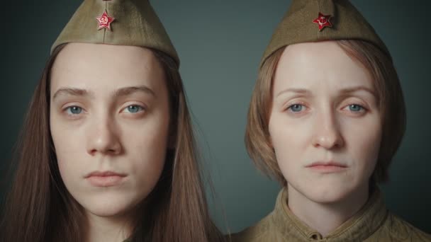 Видео молодых женщин в советской красной армейской форме — стоковое видео