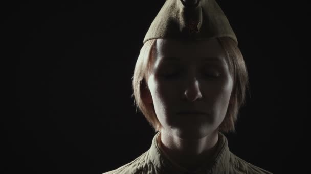 Молодая женщина в советской красной армейской форме в тени — стоковое видео