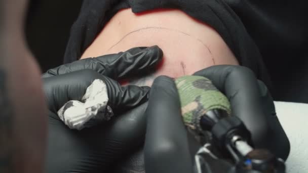 Férfi tetováló tetováltatás kígyó a nő — Stock videók