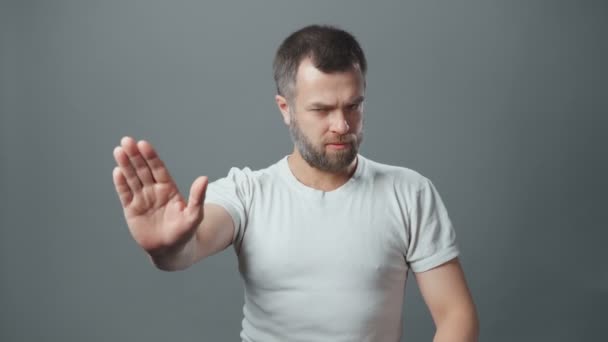 Erschossener junger Mann mit Bart zeigt Stopp-Geste — Stockvideo