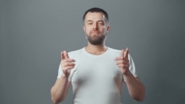 Sakallı genç adamın evet işareti yaptığı bir video.