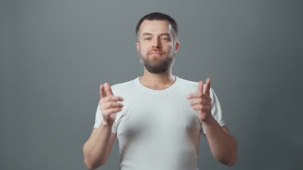 Vídeo de jovem com barba mostrando sim gesto — Vídeo de Stock