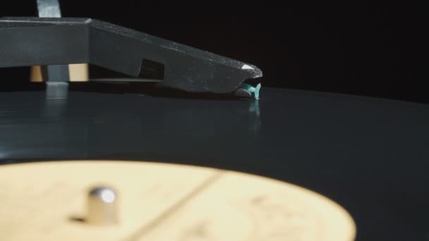 Video av retro grammofon med en vinylskiva — Stockvideo
