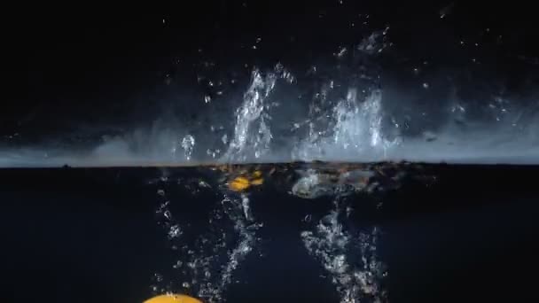 Vidéo de chute de granadille dans l'eau avec de la fumée — Video