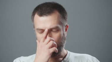 Sakallı düşünceli adamın videosu.