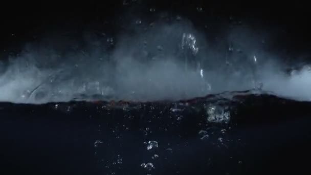 Video de la caída de fresa en el agua con humo — Vídeo de stock