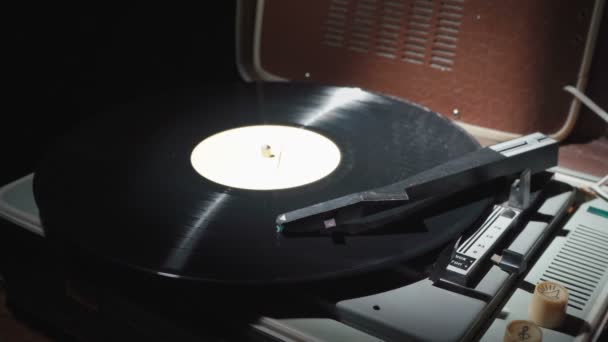 Vintage grammofon med en snurrande rekord — Stockvideo