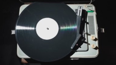 Kırmızı tırnaklı bir kadının eski gramofonu açtığı video.