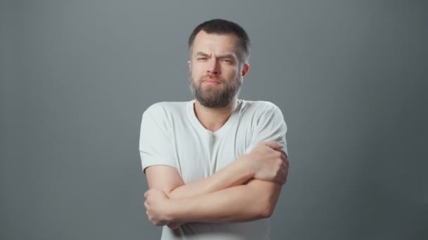 Зйомки замороженого молодого чоловіка з бородою — стокове відео