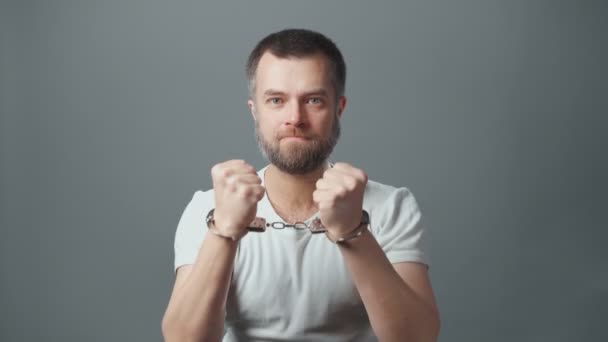 Video von festgenommenem Mann mit Handschellen — Stockvideo