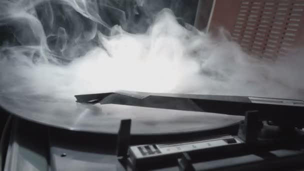 Eski gramofonun bir kaydı ve dumanı olan videosu — Stok video