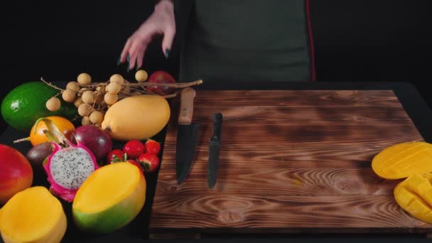 Nagranie kobiety tnie owoce namiętności na drewnianej desce — Wideo stockowe