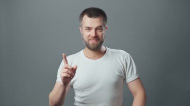 İyi bir fikri olan sakallı adamın videosu.