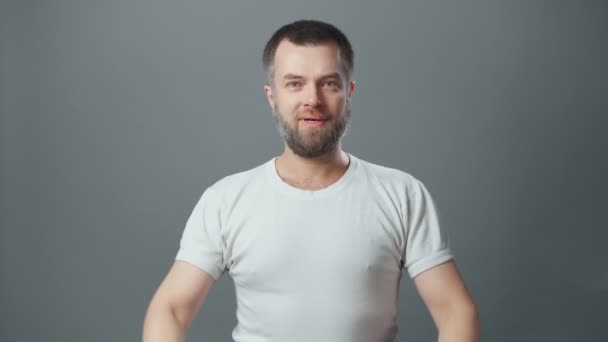Видео счастливого бородатого человека с хорошей идеей — стоковое видео