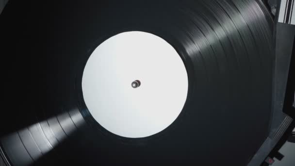 Retro grammofoon met draaiende vinylplaat — Stockvideo