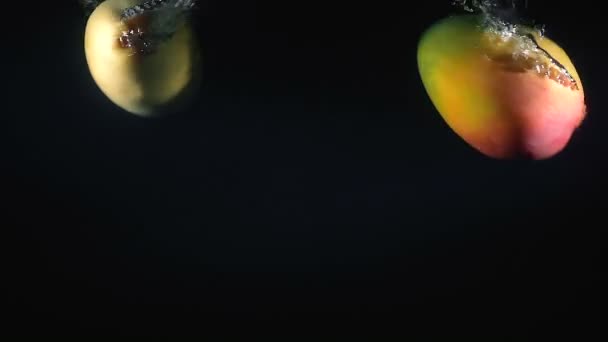 Video av fallande vietnamesisk mango i vattnet — Stockvideo