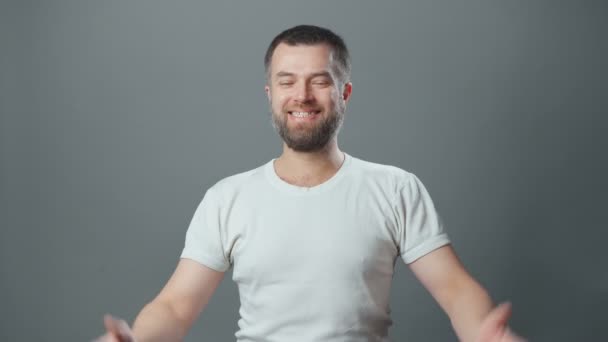 Video van lachende jongeman met baard — Stockvideo