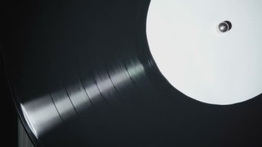 Dönen vinil plaklı eski bir gramofonun videosu