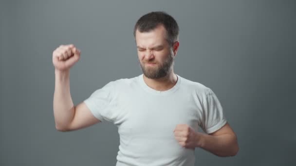 Video von fröhlich tanzendem jungen Mann mit Bart — Stockvideo