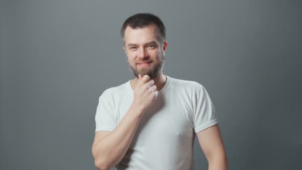 Vídeo de jovem conspiração homem acariciado barba — Vídeo de Stock