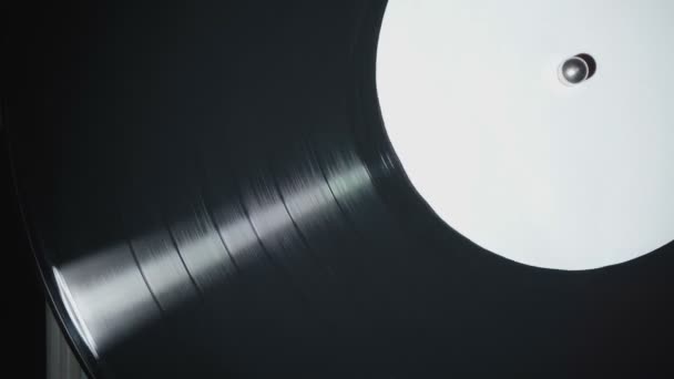 Video de un gramófono retro con disco de vinilo giratorio — Vídeo de stock