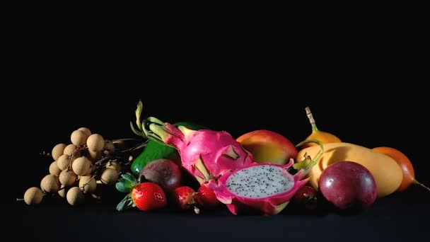 Sparatoria di frutta esotiche fresche nel fuoco — Video Stock