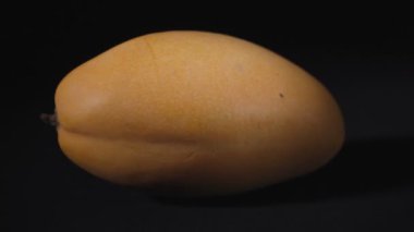 Siyah arkaplanda dönen Vietnam mangosu