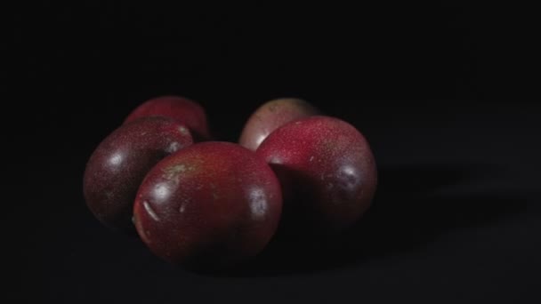 Vidéo de rotation exotique fruit de la passion sur fond noir — Video