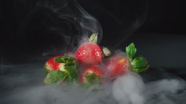 Video de fresa roja giratoria en el humo — Vídeos de Stock