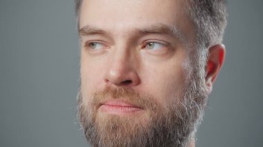 Gözünü kırpan sakallı adamın aşırı yakın çekim videosu.