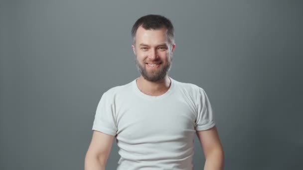 Video de joven feliz con barba — Vídeo de stock