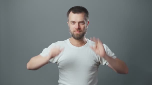 Filmaufnahmen eines grimmigen jungen Mannes mit Bart — Stockvideo