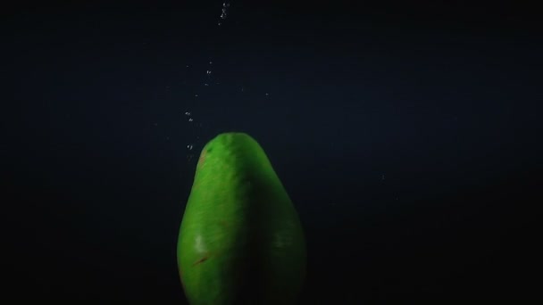 Video padajícího avokáda ve vodě — Stock video