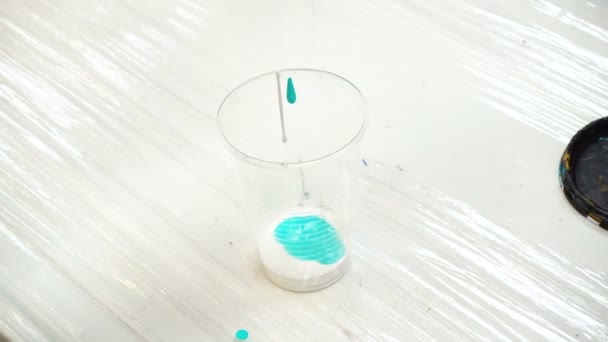 Vidéo de peintures acryliques dans une tasse en plastique — Video