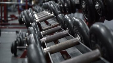 Spor salonunda dambıllar çekiliyor.