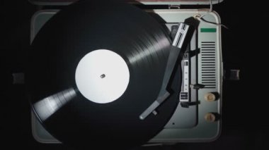 Dönen vinil plaklı gramofon videosu, üst görünüm