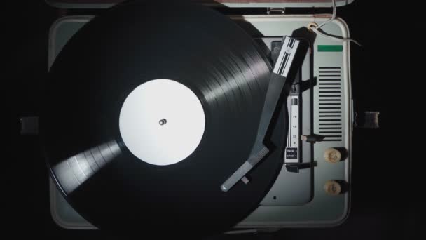 Video de un gramófono con un disco de vinilo giratorio, vista superior — Vídeos de Stock