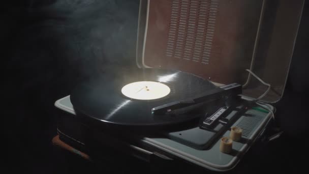 Vídeo de um gramofone vintage com um registro rotativo e fumaça — Vídeo de Stock