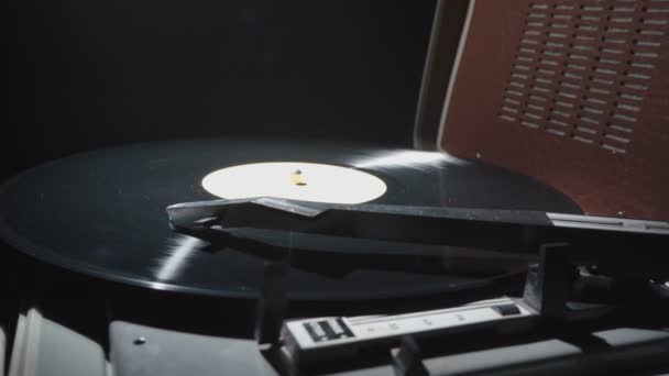Video de un gramófono retro con un disco — Vídeo de stock