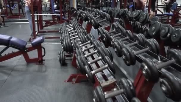 Entrenador con pesados bloques deportivos en el gimnasio — Vídeos de Stock