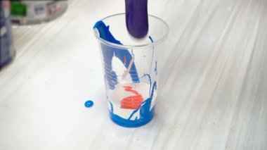 Plastik bardakta akrilik boya karıştırma videosu