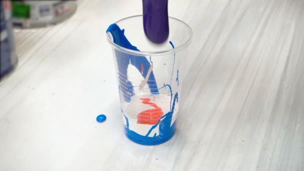 Vidéo de mélange de peintures acryliques dans une tasse en plastique — Video