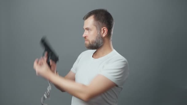 Video av arresterad man med pistol och handbojor — Stockvideo