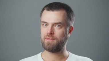 Sakallı düşünen adamın videosu.